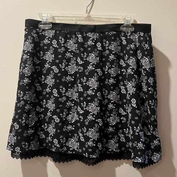 NWT: Black & White Floral Mini Skirt - Picture 4 of 5